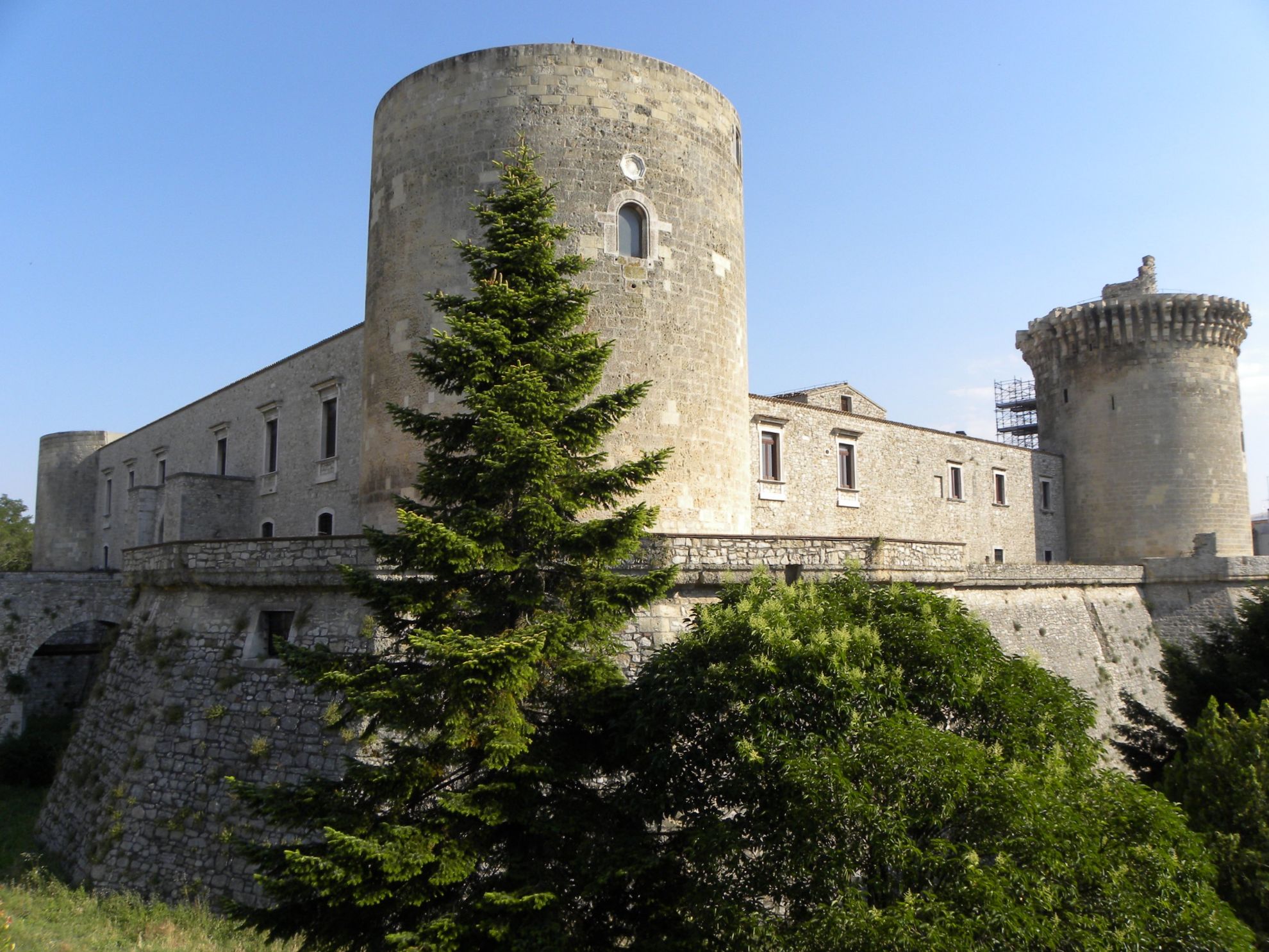 Il castello Pirro del Balzo (Castello Aragonese)