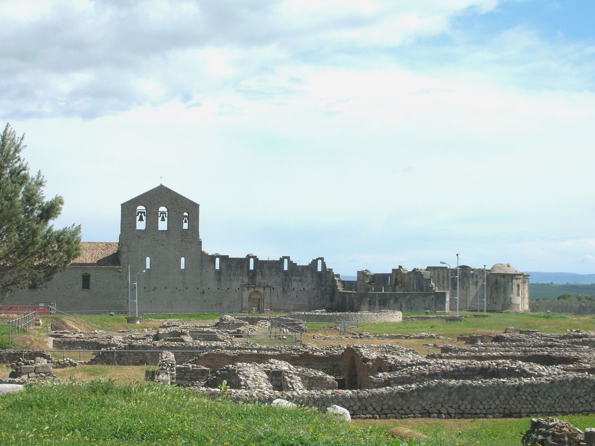 Complesso dell'Abbazia della SS. Trinità, l'Incompiuta ed il parco archeologico