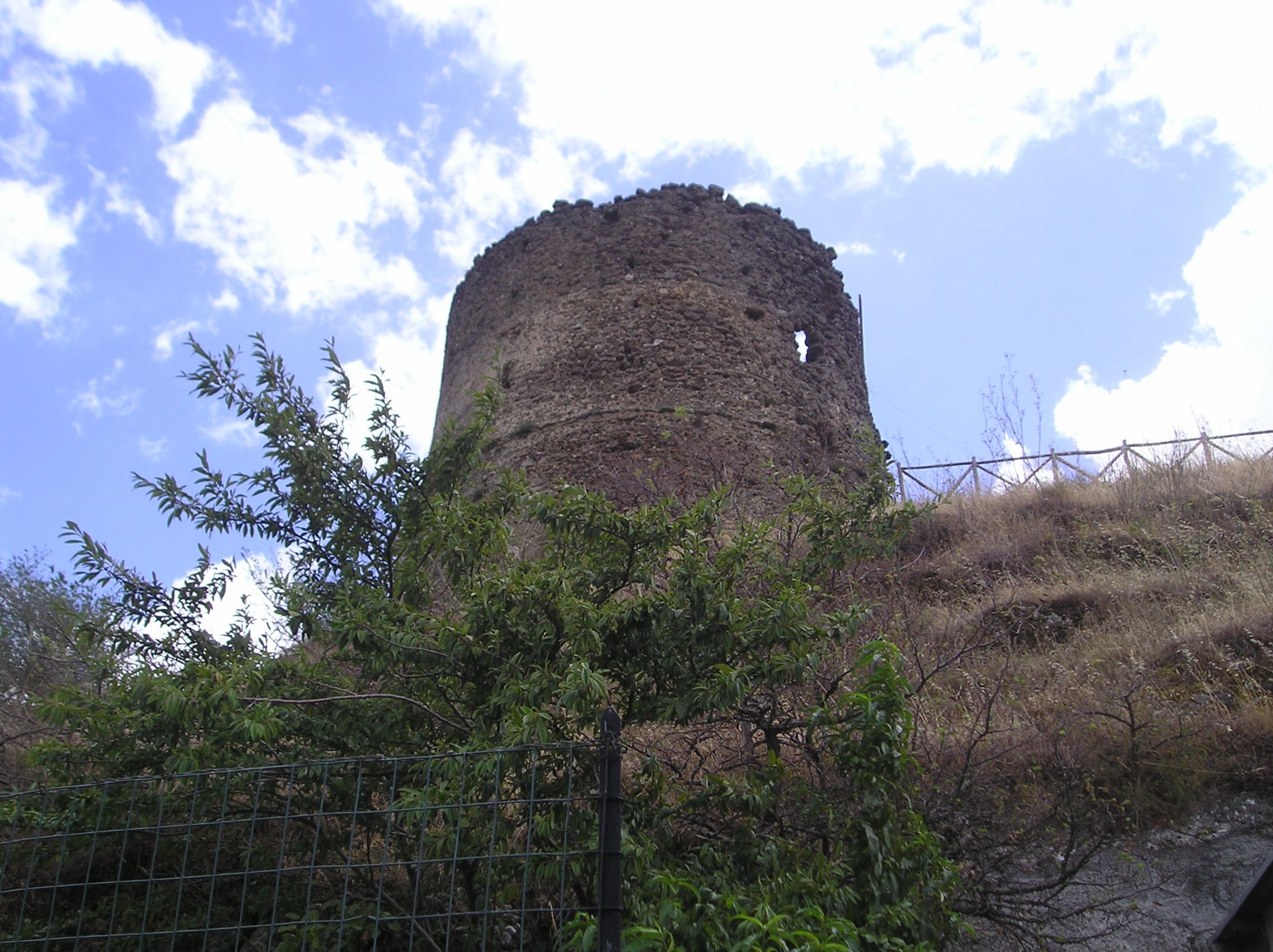 Torre della Spiga e resti della cinta muraria