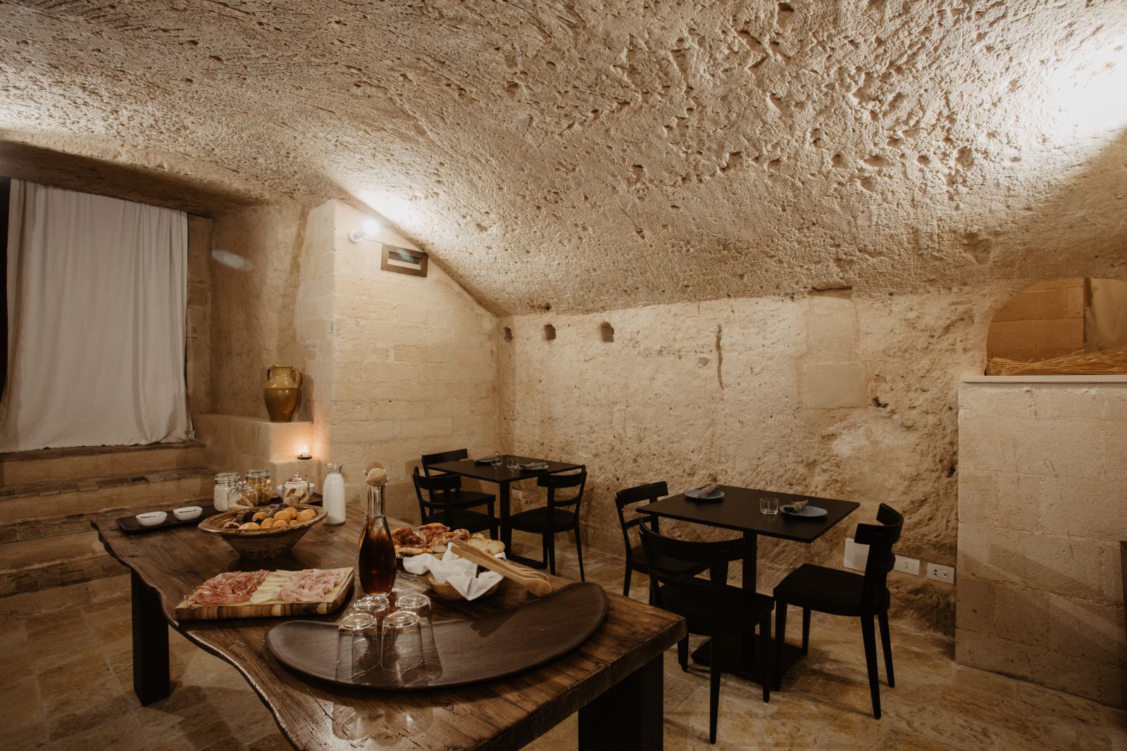 Aque Cave Rooms & Suites